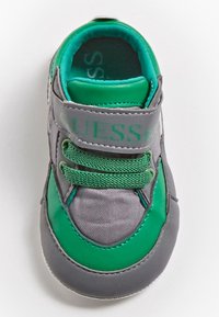 Szaro-zielony dziecięcy trampki z materiału syntetycznego, z wyściełanym kołnierzem, siateczkowym językiem, regulowanym paskiem oraz teksturowaną podeszwą.