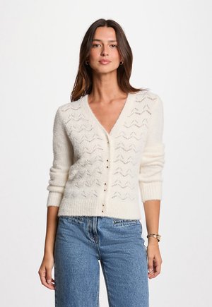 Ivory gestrickte Strickjacke mit V-Ausschnitt, Dreiviertelärmeln, Zickzackmuster und Fünfknopfverschluss, aus einem weichen, strukturierten Material gefertigt.