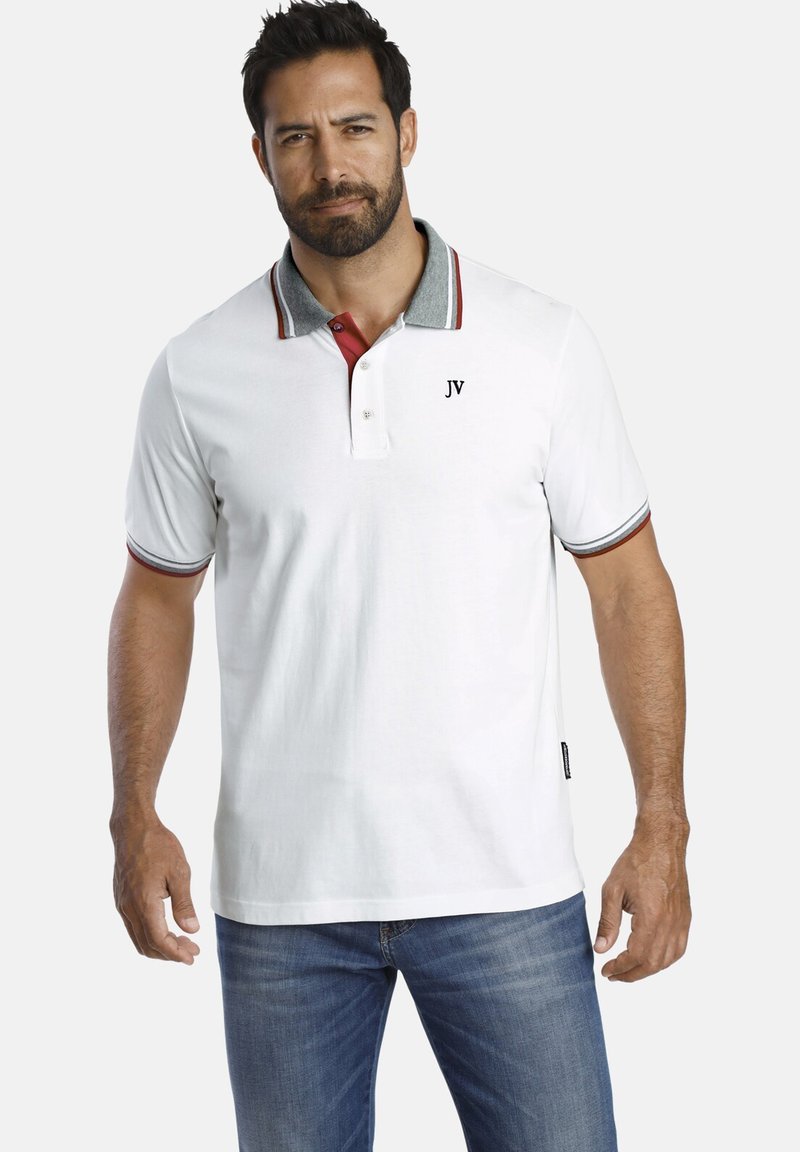 Weißes Polohemd mit grauem Kragen, roten Akzenten und gesticktem "JV". Hat kurze Ärmel und eine knöpfbare Blende. Wird mit blauen Jeans getragen.