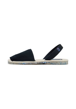 Sandalias slingback de malla negra con una parte superior perforada, realzadas por una suela transparente salpicada. Presentan una plantilla acolchada para mayor comodidad.