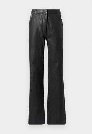 Pantaloni larghi in pelle nera con una texture liscia, cuciture verticali e tasche con zip laterali per un tocco di dettaglio.