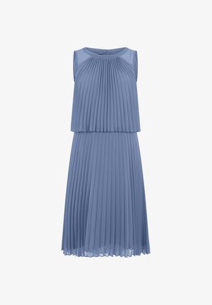 Vestido midi plisado sin mangas en azul polvo con corpiño de capas y escote redondo, hecho de tela ligera y semi-transparente.