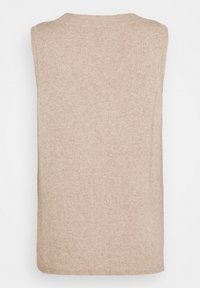 Haut sans manches en maille beige avec une texture côtelée, un col rond et une coupe droite à l'arrière.