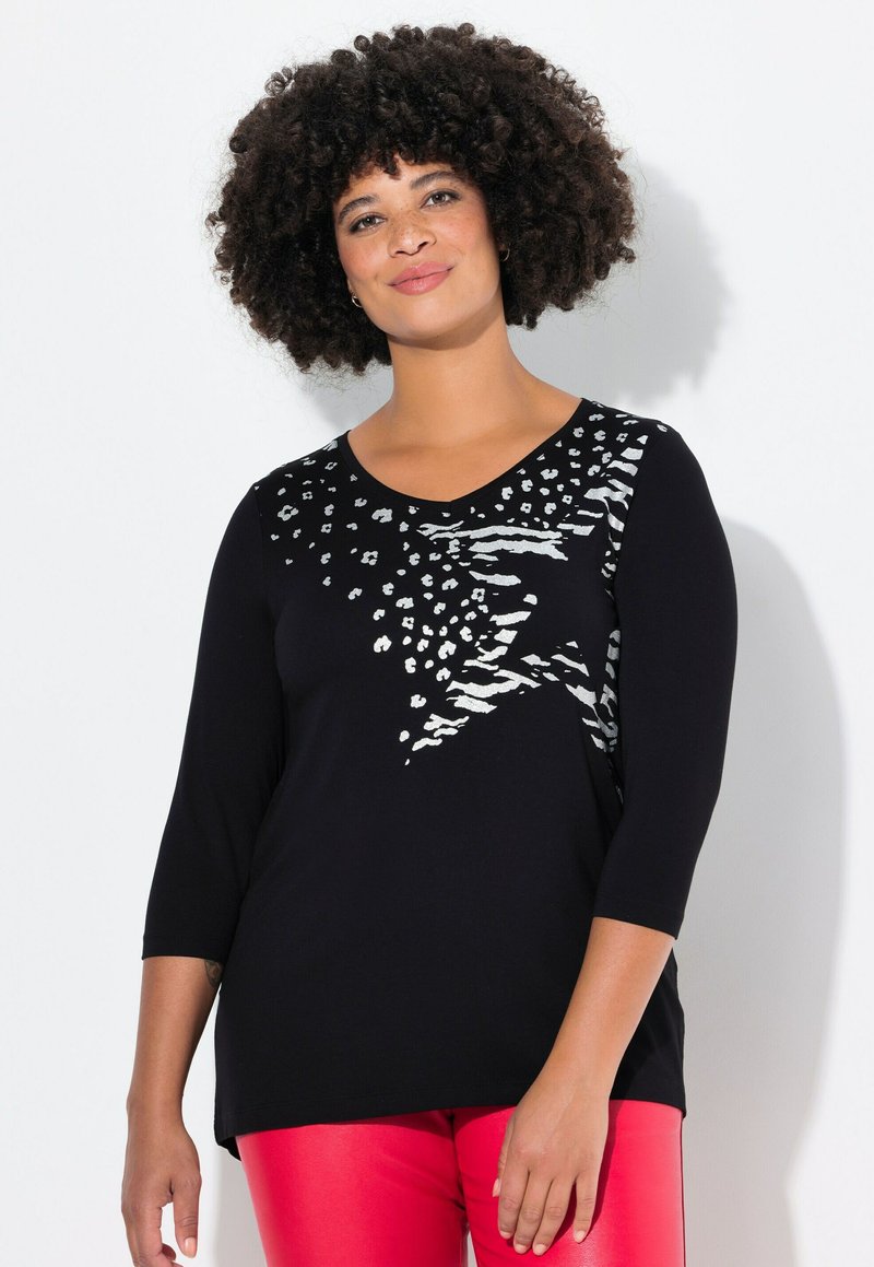 Maglia nera a maniche lunghe con un design di stampa animale argento sulla parte superiore sinistra, con scollatura a V e vestibilità morbida.