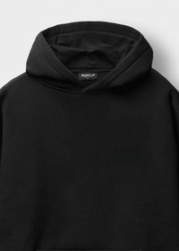 Schwarzer Hoodie mit einer großen Vordertasche, strukturiertem Stoff und Kapuze mit Kordelzug. Mit einem Logosticker im Nackenbereich.