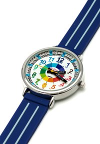 Montre analogique colorée avec un bracelet en silicone bleu, un cadran blanc présentant de grands chiffres et un indicateur circulaire coloré, ainsi qu'une lunette en argent.