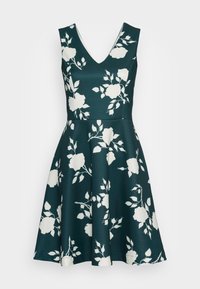 Grön klänning med V-ringning, med vita rosblommönster. A-linjeformad silhuett, slät struktur och utsvängd kjol.