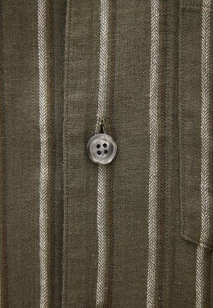 Oscar Jacobson, REG FIT CUBAN HERRINGBONE STRIPE - Skjorter - matt green