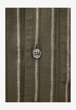Oscar Jacobson, REG FIT CUBAN HERRINGBONE STRIPE - Camicia - matt green