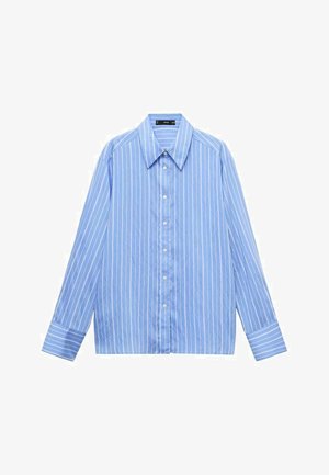 Camisa de botones de manga larga de color azul claro con rayas verticales blancas y cuello puntiagudo, exhibida plana sobre un fondo blanco.