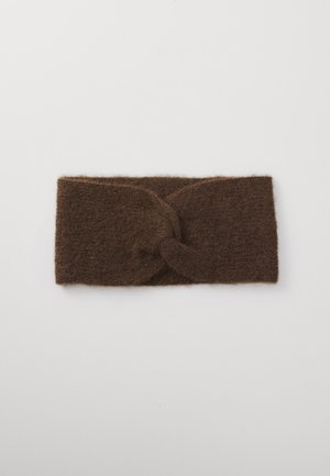 Bruine gebreide haarband met een gedraaide knoop in het midden op een plain witte achtergrond.