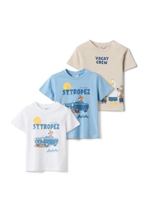 Tres camisetas infantiles en beige, azul y blanco, con ilustraciones de animales y texto temático de vacaciones "VACAY CREW" y "ST. TROPEZ."