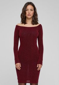 Bordová off-the-shoulder šaty, dlhé rukávy, priliehavý strih, trblietavá textura, vydáva sa nad kolená, hladká látka.