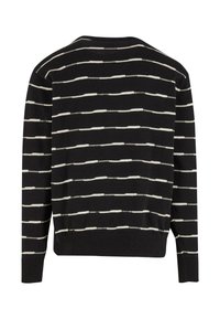 Maglione nero con strisce bianche orizzontali, scollatura a girocollo e polsini a coste. Tessuto morbido, vestibilità ampia e design minimalista.
