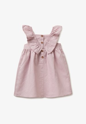 Lichtroze mouwloze peuterjurk met gerimpelde bandjes en vier houten knopen midden op de rug.
