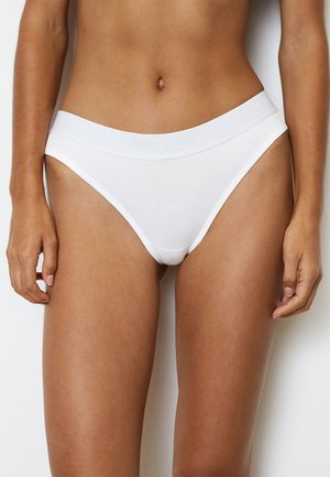 Białe bawełniane bikini z miękkim, szerokim paskiem wstaną z tłoczonym logo. Gładka tekstura i klasyczny krój.