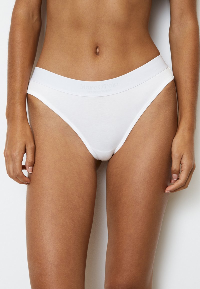 Weiße Baumwollbikini-Unterwäsche mit einem weichen, breiten Bündchen, das mit eingeprägtem Branding versehen ist. Glatte Textur und klassisches Schnittdesign.