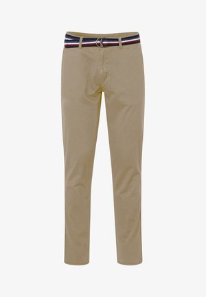 Chino din bumbac bej, cu o curea în dungi bleumarin, roșu și alb, dotată cu o cataramă metalică. Croială dreaptă, cu o textură netedă.