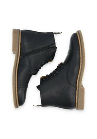 Bottines en cuir noir avec une finition texturée, devant à lacets, fermeture éclair sur le côté et semelle en caoutchouc brun clair.