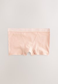 Vaaleanpunaiset saumattomat puuvillaiset bokserit, joissa on brändätty joustava vyötärönauha, aseteltu tasaisesti neutraalille taustalle.