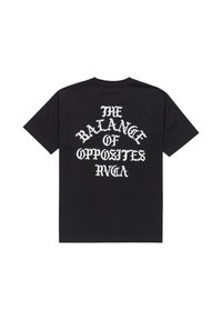 Sorte bomulds t-shirt med hvid tekst på bagsiden: "THE BALANCE OF OPPOSITES RVCA" i en fed, stiliseret skrift. Korte ærmer, rund hals.