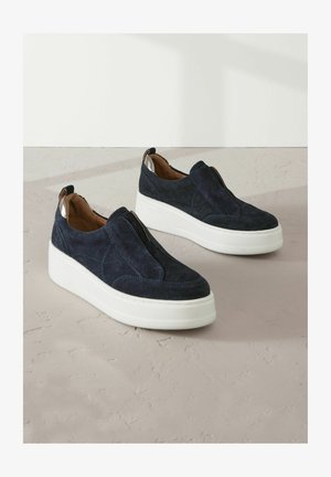 Tumedast sinine sametist libisemisega kingad valge platvormi tallaga, millel on õmblusdetailid ja pehme pruun sisekangas.