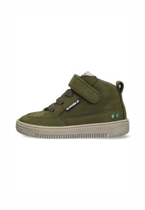 Donkergroene suede hoge sneaker met een klittenbandsluiting, gestructureerde rubberen zool, ronde neus en lichtblauwe accenten.