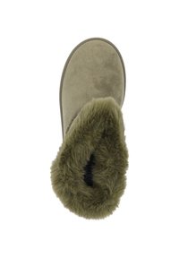 Zapatilla de color verde olivo forrada de pelo sintético, con un exterior de ante suave y un diseño de puntera redondeada. El forro interior es acogedor y suave.