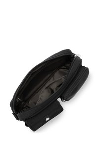 Borsa nera in tessuto con doppia cerniera, interno spazioso in tessuto marrone scuro e chiusura a bottone a pressione. Design compatto e rettangolare.