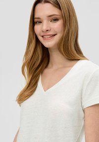 QS MIT V-AUSSCHNITT - Jednoduché tričko - ecru