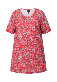 Červená tunika s krátkým rukávem s paisley vzorem a květinovými akcenty, s detaily ve tvaru klíčové dírky na výstřihu. Lehce látková.