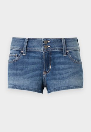 Shorts en jean bleu avec fermeture à double bouton, passants pour ceinture, poches avant, et détails délavés sur un fond uni.