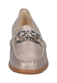 Metallisch taupefarbene Slipper mit einer abgerundeten Zehe, ausgestattet mit metallischen Kettenakzenten auf der Vorderseite und einer kontrastierenden Gummisohle für Flexibilität.