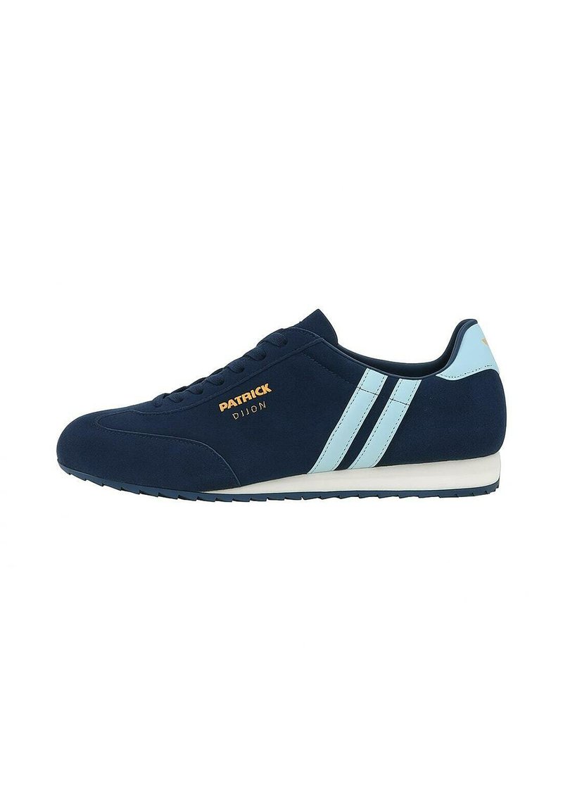 Zapatilla azul marino con rayas azul claro, branding en naranja "Patrick Dijon", suela blanca y diseño de perfil bajo, vista de lado.