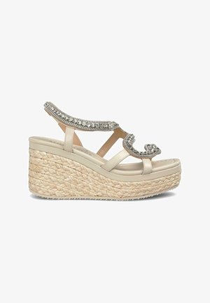 Beige wedge sandaaltje met een gevlochten jute zool, versierde band met rhinestones en een glad synthetisch bovenwerk met een open teen ontwerp.