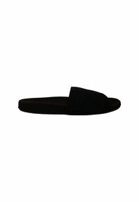 Chancla de slide negra con una suave textura de ante, diseño de punta abierta y suela plana, que presenta una forma y construcción simples y minimalistas.