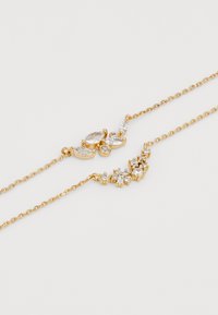 Goldkette mit zwei dekorativen Abschnitten, die mit klaren Steinen verziert sind – einer mit einem Blattausdesign und der andere mit gruppierten runden und marquises Formen.