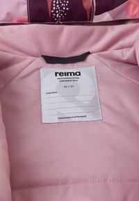 Różowa wodoodporna kurtka od wewnątrz o gładkiej fakturze. Posiada metkę od "Reima," wskazującą rozmiar 92/2T oraz instrukcje pielęgnacji.
