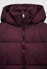 Giacca a vento con cappuccio di un viola scuro puffoso, con zip frontale, cuciture visibili e colletto alto, progettata per calore e comfort.