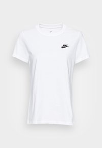 Vit T-shirt med kort ärm från Nike, rund halsringning och liten svart Nike-logga på vänster bröst.