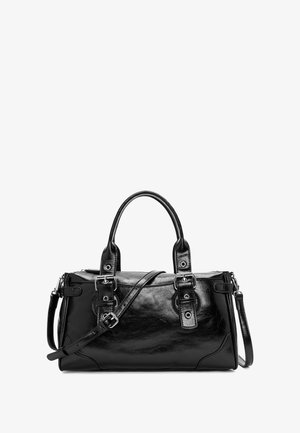 Borsa a mano in pelle nera con doppio manico superiore e tracolla removibile. Presenta hardware in metallo lucido e dettagli con fibbia. Texture liscia.