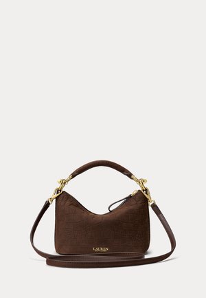 Petit sac à main marron embossé façon croco avec poignée supérieure et bandoulière amovible, ferrures dorées, et logo "Lauren Ralph Lauren" sur le devant.
