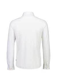 Biała koszula z długim rękawem, kołnierzykiem zapinanym na guziki, gładkim materiałem i guzikami na mankietach. Widok od tyłu ukazuje klasyczny, czysty design.