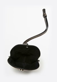 Czarna skórzana torba z teksturowanym paskiem, otwartą górą i ciemnym materiałowym wnętrzem. Posiada zatrzask oraz brak widocznych przegródek.