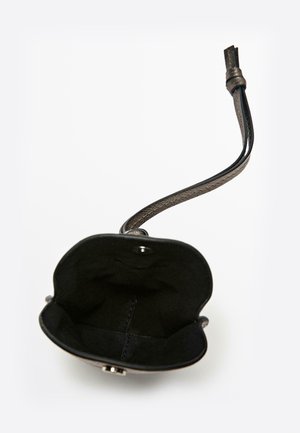 Zwarte leren tas met een getextureerde riem, een open bovenkant en een donkere stoffen binnenkant. Heeft een druksluiting en geen zichtbare vakken.