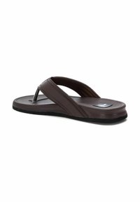 Chanclas marrones con suela de goma texturizada. Presentan dos correas anchas, una en forma de V, y un pequeño logo en la plantilla. Superficie suave.