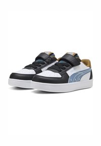 Zwart-witte sneakers met een leren bovenwerk, veters en klittenband sluitingen, blauwe accenten, geperforeerde neus en een textuur met gouden hiel tab.