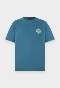 Tirkīza krāsa kokvilnas t-krekls ar īsām piedurknēm, kuram kreisajā krūtī ir zila un dzeltena romba formas logo dizains.
