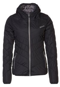 Veste noire isolante avec capuche, présentant un design matelassé, une fermeture éclair frontale et des poches latérales. Logo sur la partie supérieure gauche de la poitrine.