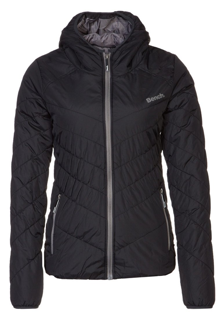 Veste noire isolante avec capuche, présentant un design matelassé, une fermeture éclair frontale et des poches latérales. Logo sur la partie supérieure gauche de la poitrine.